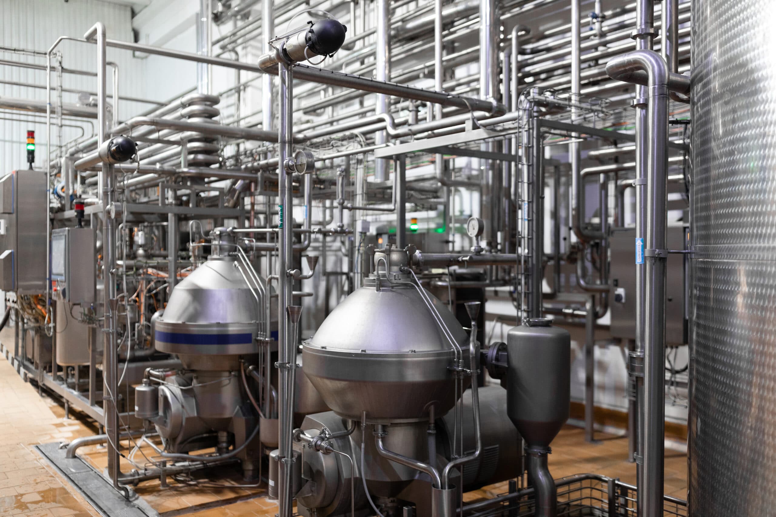 Advanced bioprocessing machine extracting sustainable olive pomace bioactives